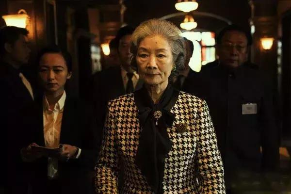 在澳门重生的当铺，收割了赌徒们的血泪与疯狂