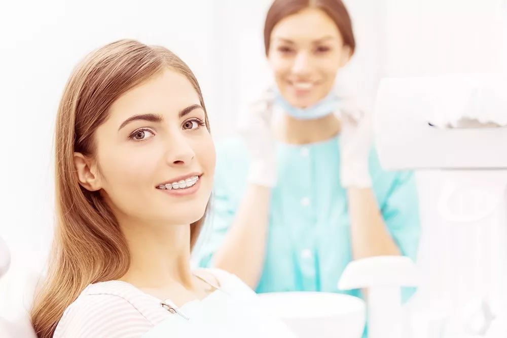 如何避免吃饭时咬到腮帮子或舌头,咬到舌头是不是准备吃肉呢