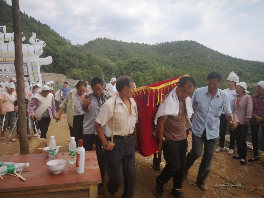 土葬会出怪事吗,山区可以土葬吗