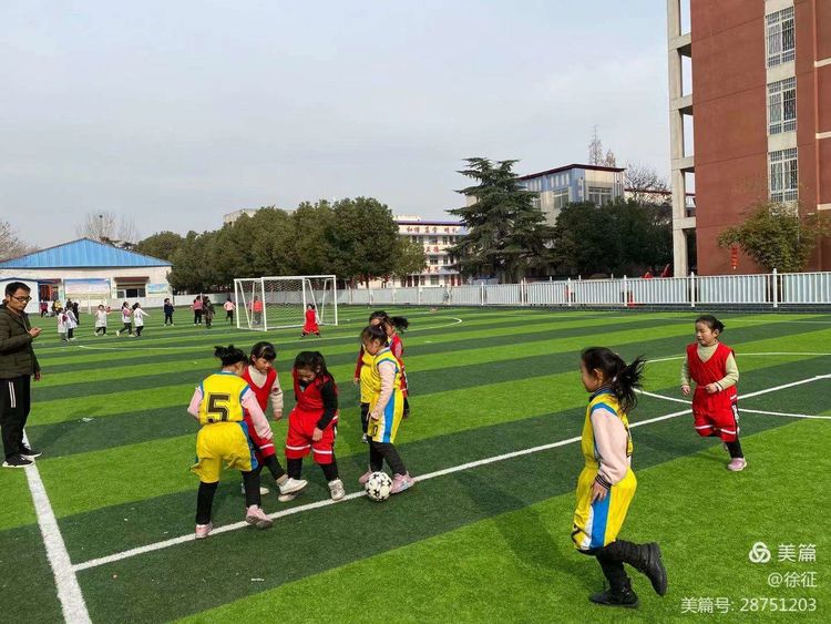 足球比赛小学足球联赛,足球少年展英姿