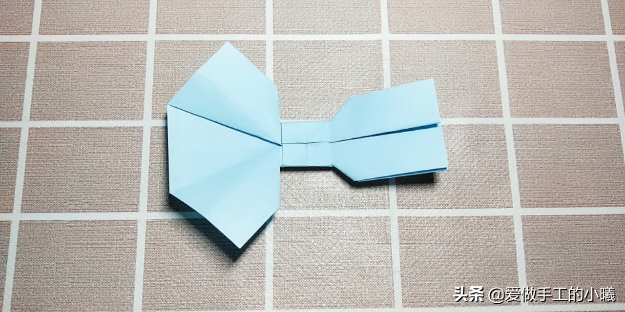 儿童折纸简单手工幼儿园蝴蝶结,蝴蝶结手工折纸超简单正方形纸