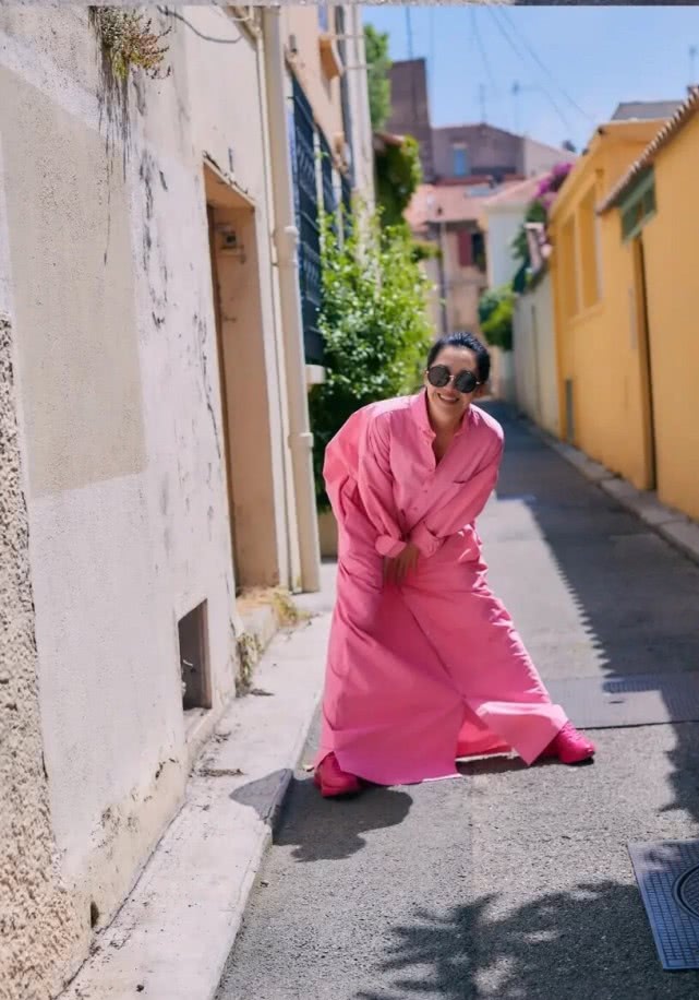 许晴穿着玫红色旅游鞋是啥牌子,许晴黑色长裙搭配图片