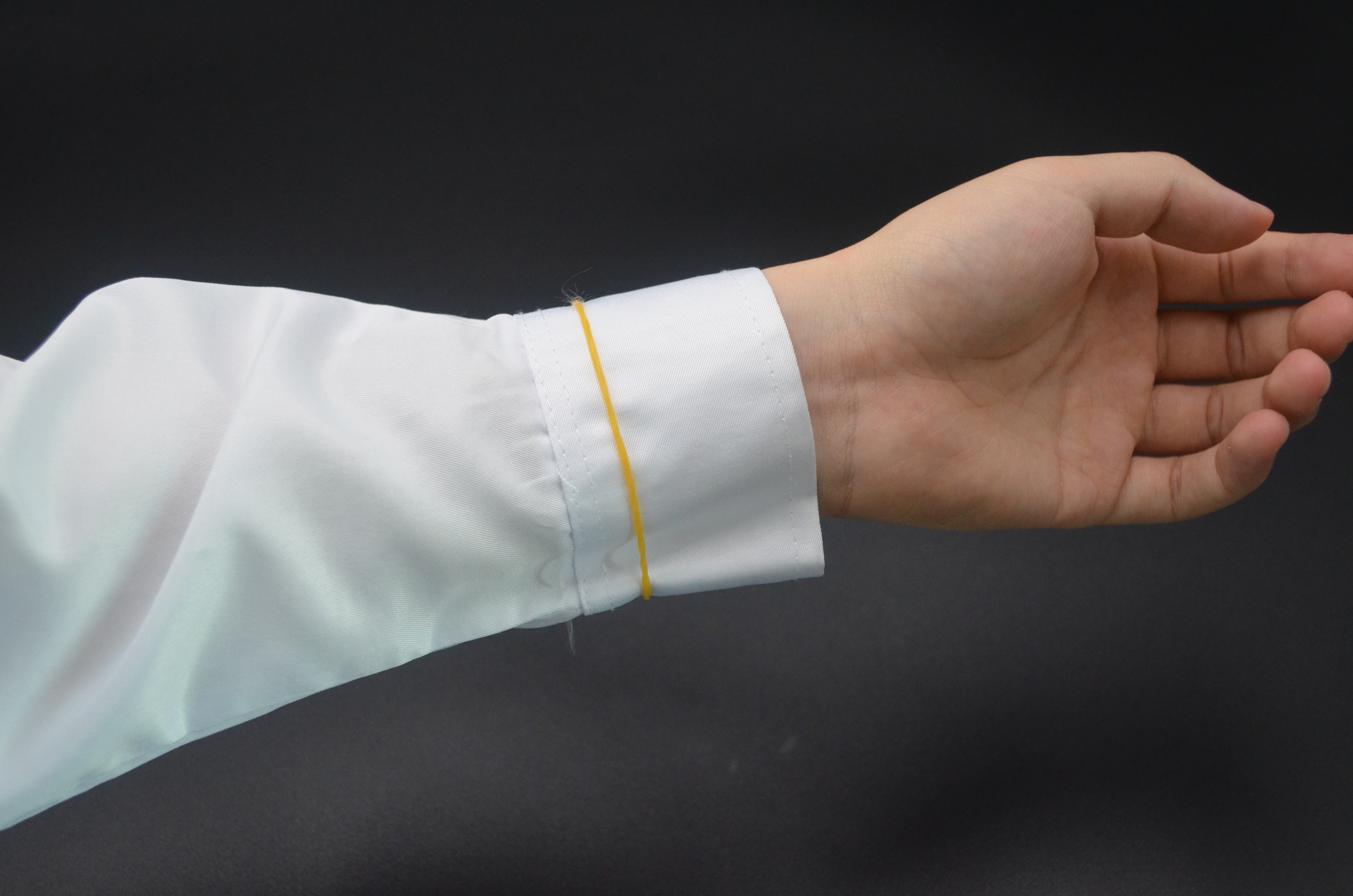 橡皮筋放在衣袖上太厉害了，现在知道为时还不晚，尽快叮嘱家里人