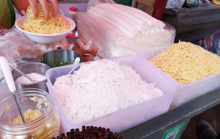 云南小坡凉面摊老板娘,云南正宗摆摊凉面