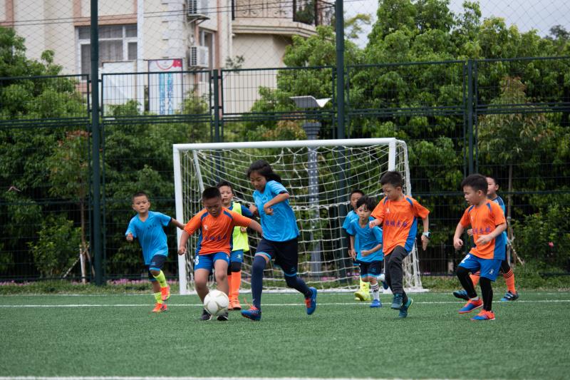 快乐奔跑体育课,暑期足球课