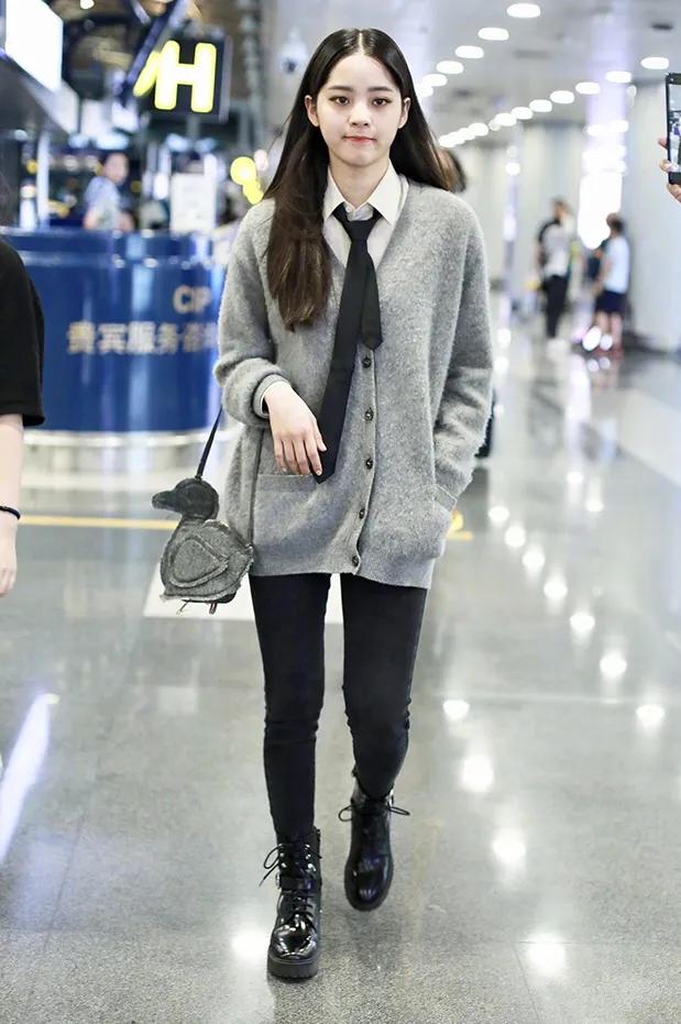 周雨彤的穿搭白衬衫,周雨彤刘雯钟楚曦