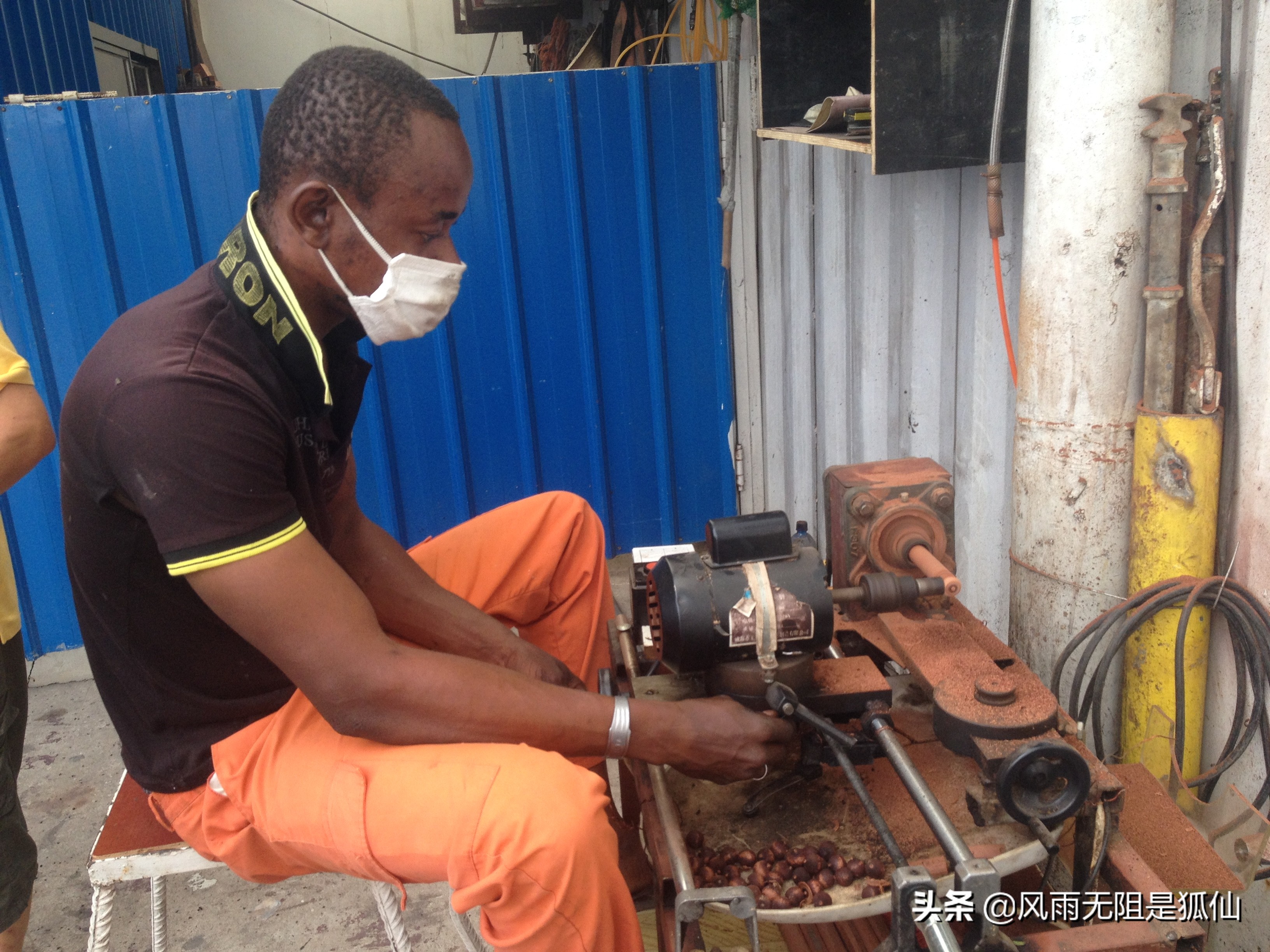 安哥拉黑人兄弟做手串回忆我在非洲安哥拉的日子46