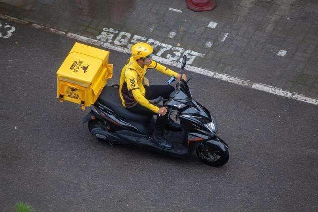 外卖小哥给顾客买卫生巾视频,外卖小哥给女生送卫生巾