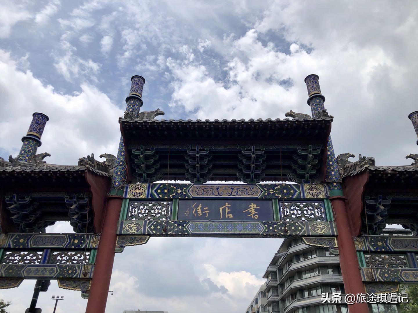 开封真正的千年老街,随着商业化入侵,老书店能否战胜铁板鱿鱼?