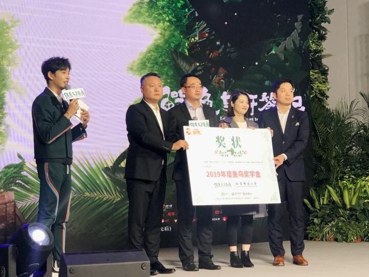 共生的“鳄鱼与牙签鸟”,隐喻95后情感观,藏着生态叙事的新门道