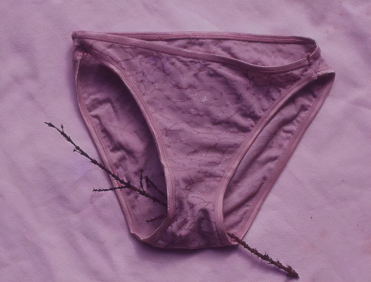 短裤上有黄色分泌物是正常吗,为何女性裤子有尿味