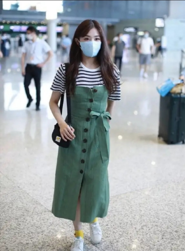 张含韵气质真不俗穿奶奶裙,张含韵绿色背带裙
