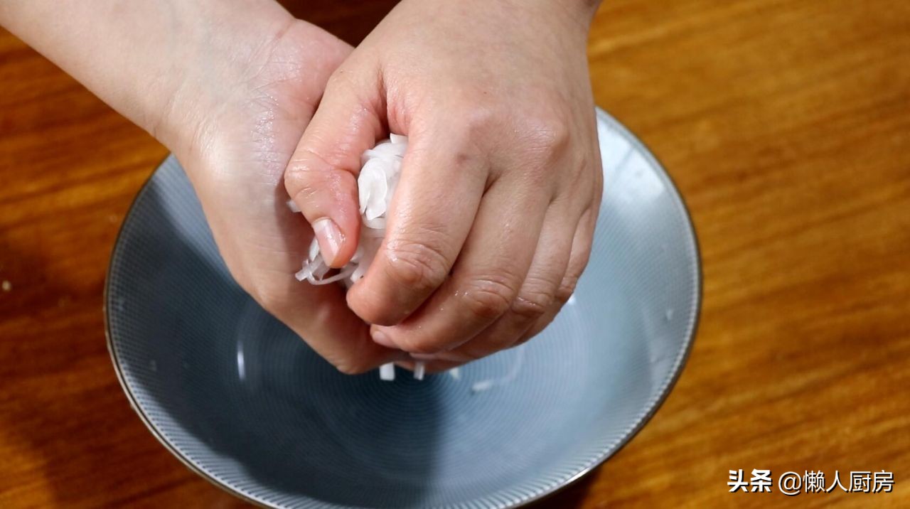 海蜇怎么做口感脆爽,凉拌萝卜海蜇正确方法