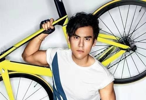 内娱偶像瘦成杆，港台明星却成muscle男，审美差别这么大？