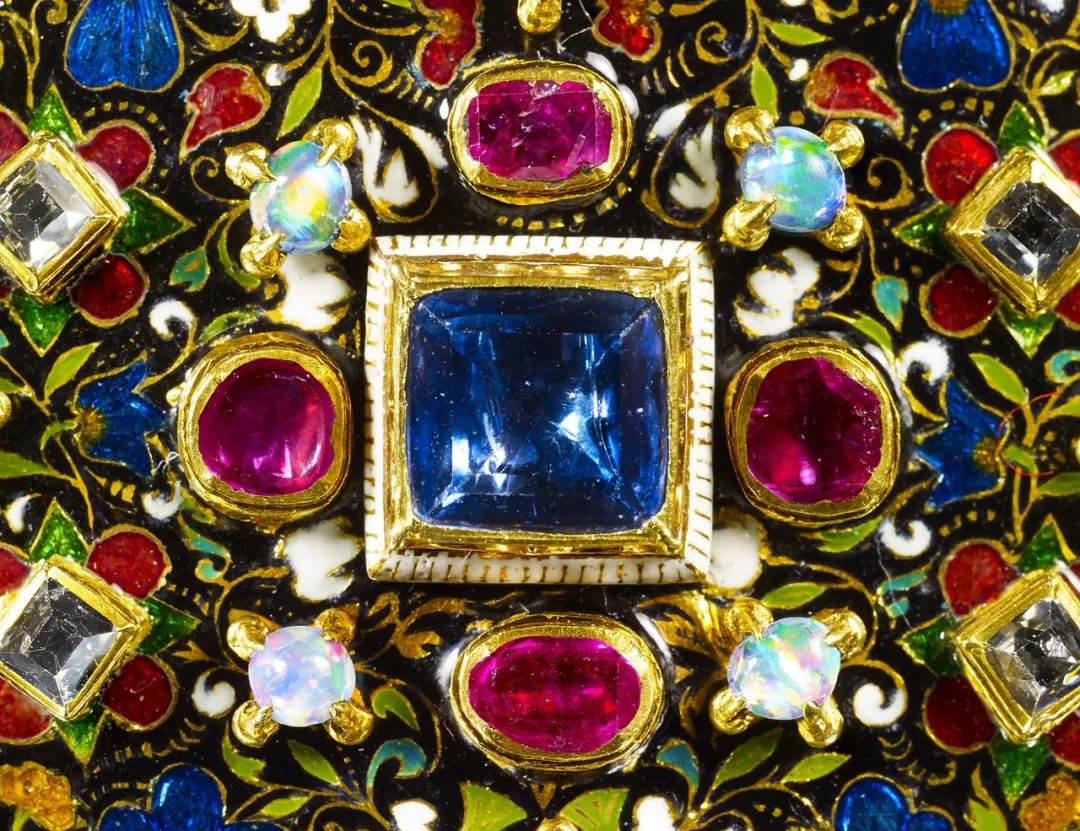 珍珠当牙签，红宝石镶圣经，还是Gucci和香奈儿的灵感缪斯