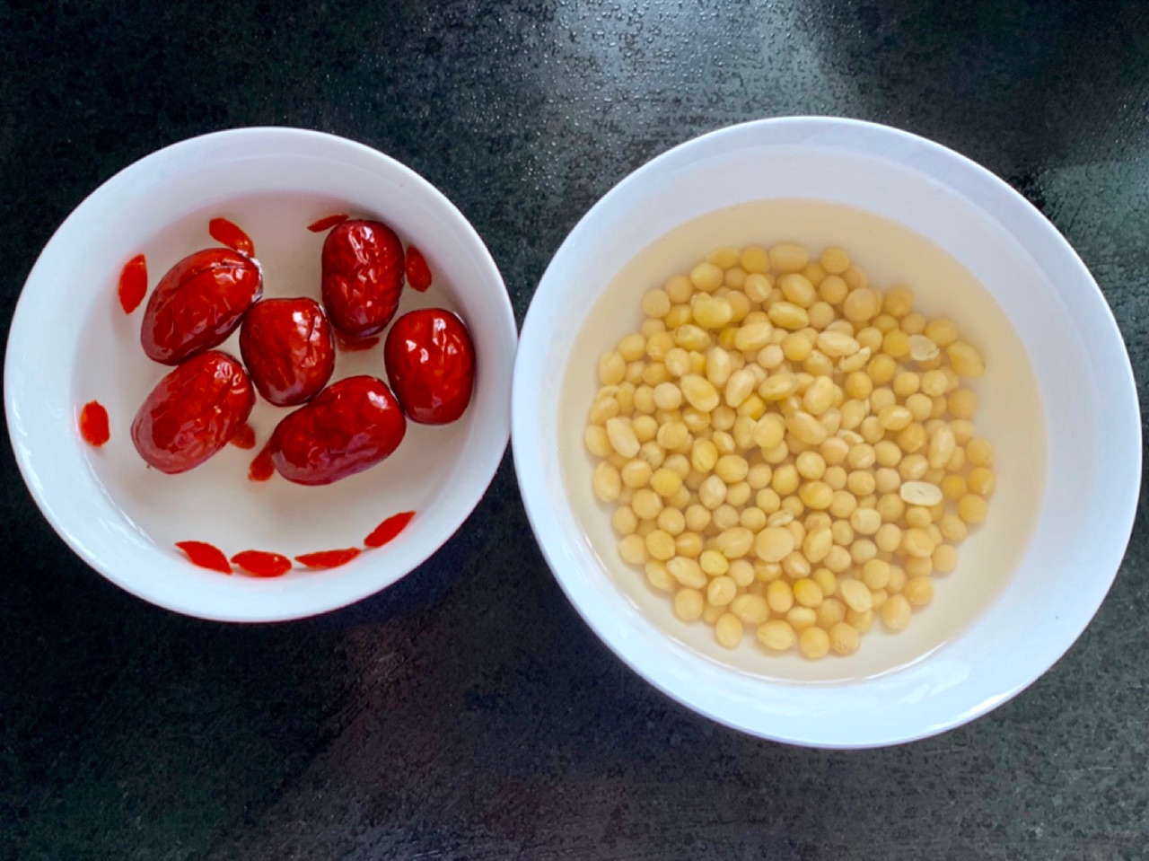 黄豆炖猪蹄汤是甜的,黄豆炖猪蹄奶白色