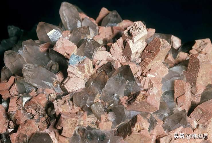 水晶：在熔岩中绽放魔力的二氧化硅，与日月兮同光的爱的守护石