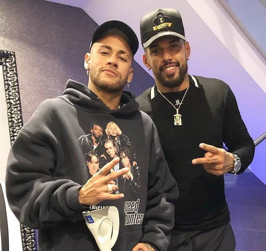 太仗义！内马尔每月给3位死*党**发1万英镑工资同住巴黎豪宅香车美女