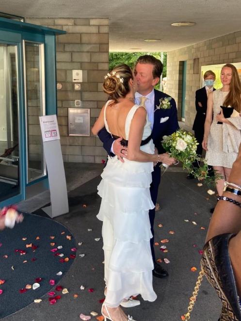 卢森堡前王妃特西再婚,婚纱选V领白裙优雅美,两位王子给当伴郎