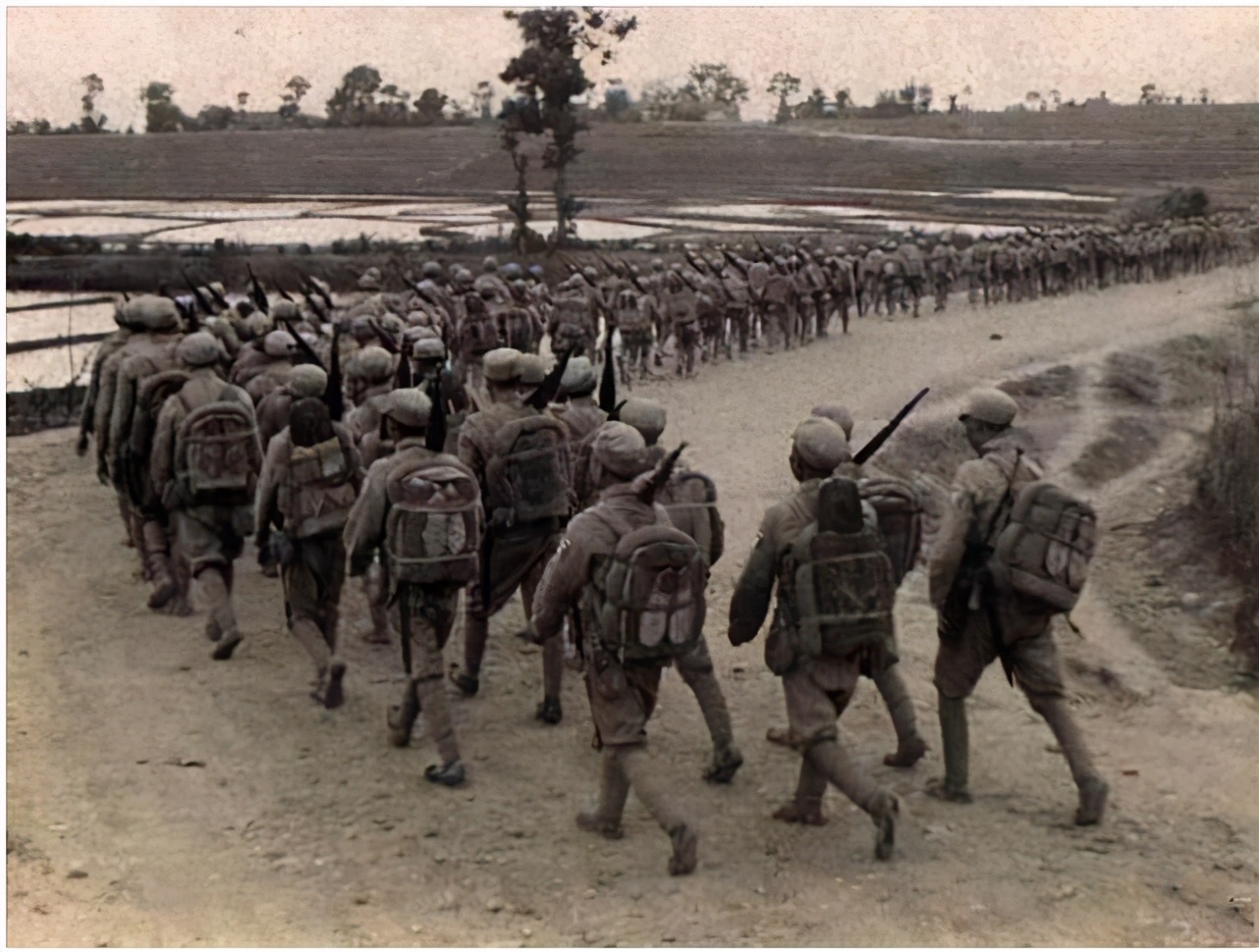 国军司令嘲讽红军政委是学生，政委冷笑：你打得过我吗