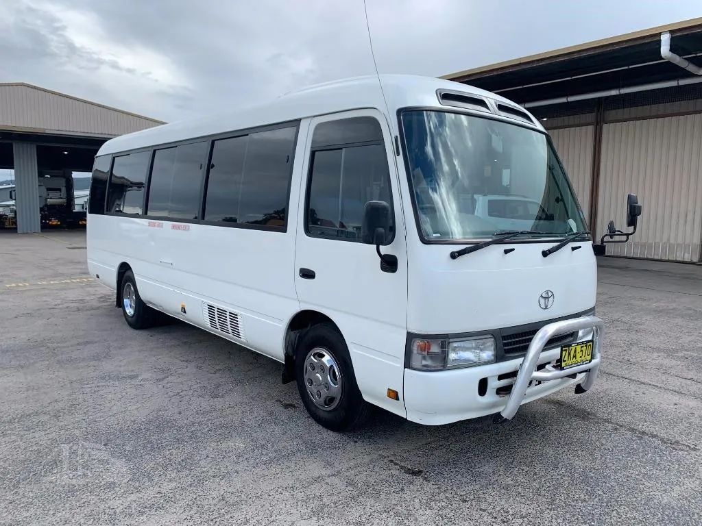 丰田最强的面包车考斯特,丰田考斯特23座中巴车驾驶体验