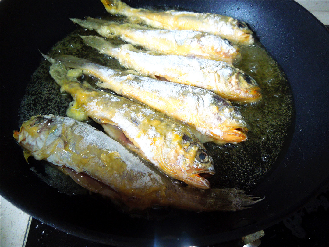 家常小黄鱼油炸,小黄鱼做法少油