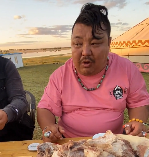 恩克直播带货无底线?“谎称”每天晚上吃肉喝奶茶,成功瘦了40斤