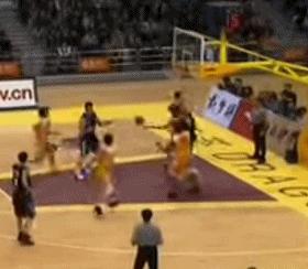 易建联国家队16年,易建联16岁时扣篮