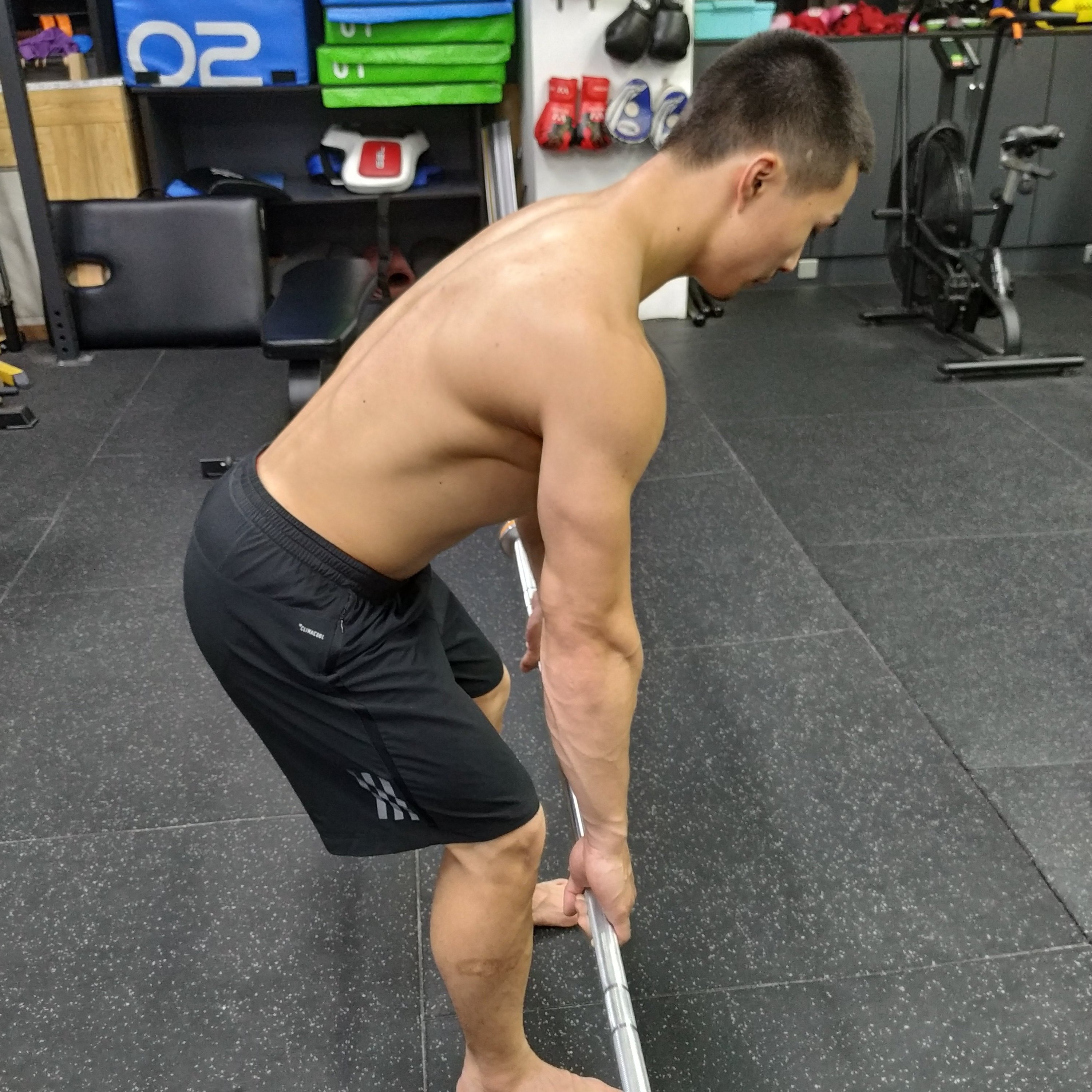 传统硬拉的正确方法,传统硬拉简单一点还是宽距硬拉难