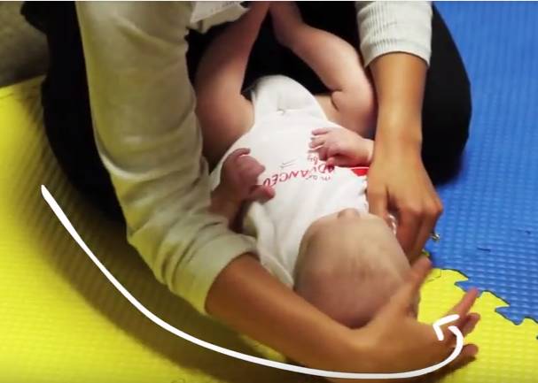 宝宝头总往一侧睡有点扁,新生儿斜颈按摩康复的几率有多大