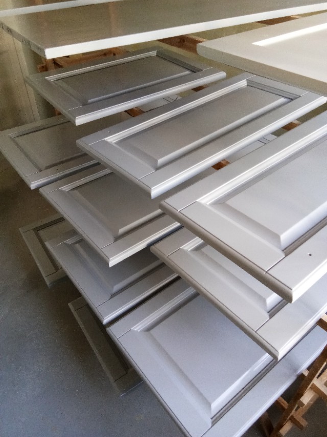 实木打柜子刷什么油漆好,柜子喷漆和刷漆区别效果图片