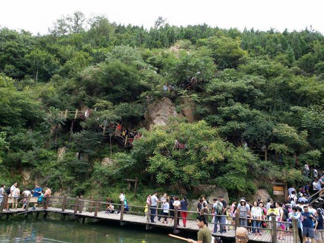 济南九如山美如画，瀑布似雪映入山间，一次游园终身免费