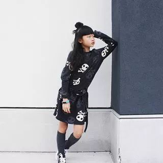 9岁小姑娘滑板视频,9岁滑板女孩