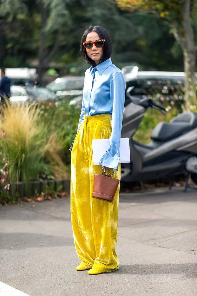 军嫂张馨予穿粉裙尽显娇艳,升级辣妈