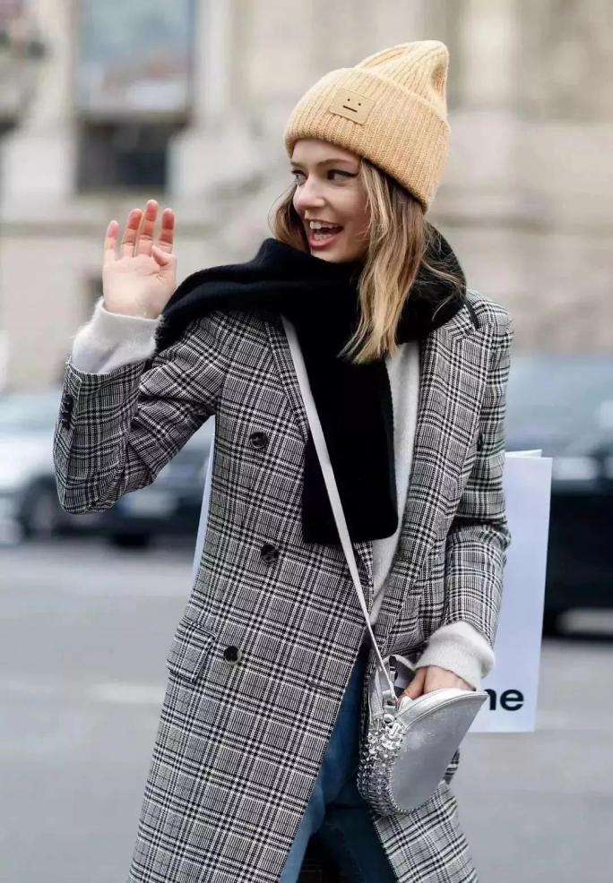 脸小适合戴哪种帽子好看,脸大的女生戴什么样帽子好看