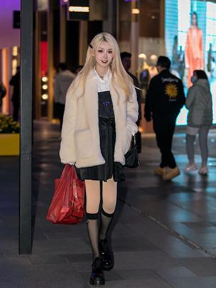 今冬流行这样穿短靴加肉色裤袜,短靴穿搭技巧女