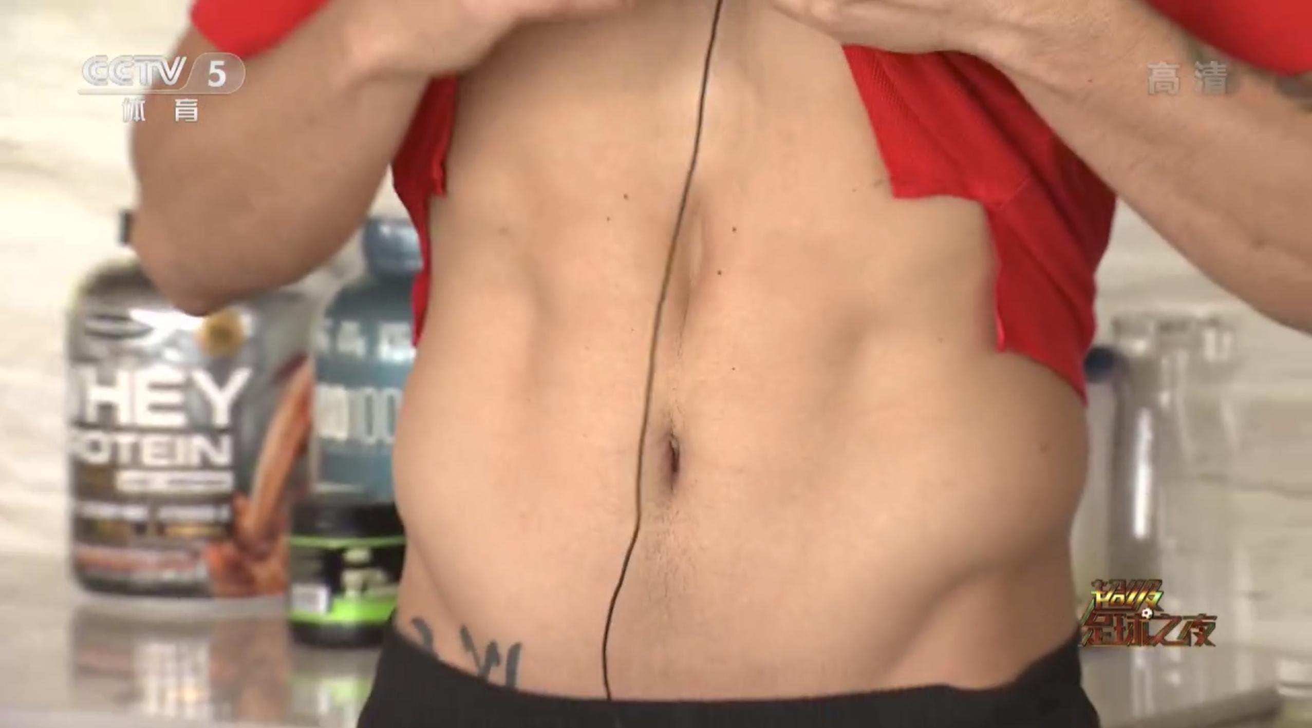 国足前锋艾克森独居广州豪宅！正对广州塔一线江景1楼客厅2楼卧室