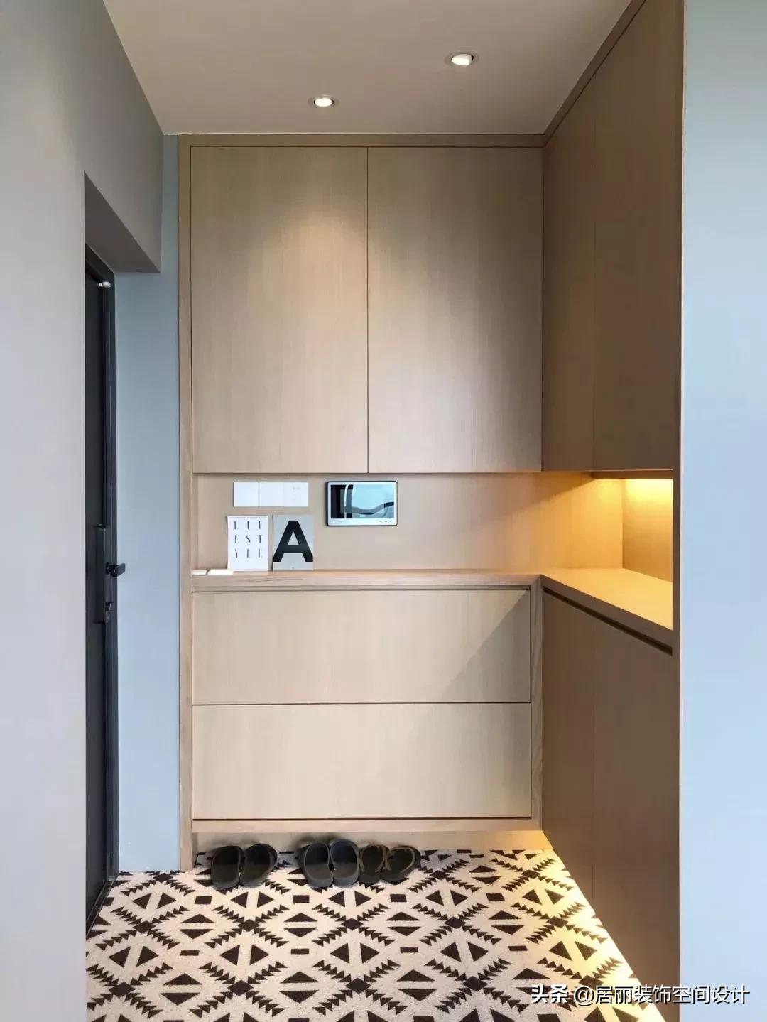 进门鞋柜设计图2022款现代风玄关,一进门就是客厅和餐厅玄关鞋柜