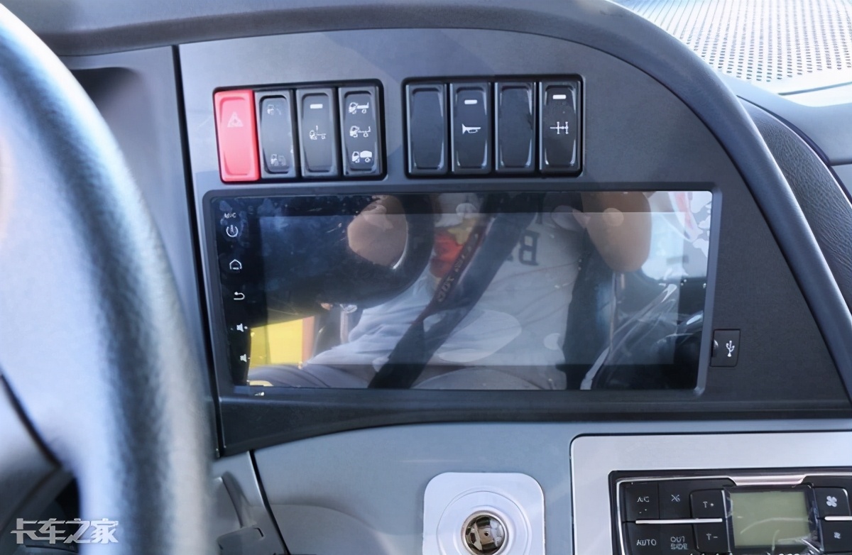 北奔重卡牵引车自重多少斤,北奔v3重载版前四后八自卸车