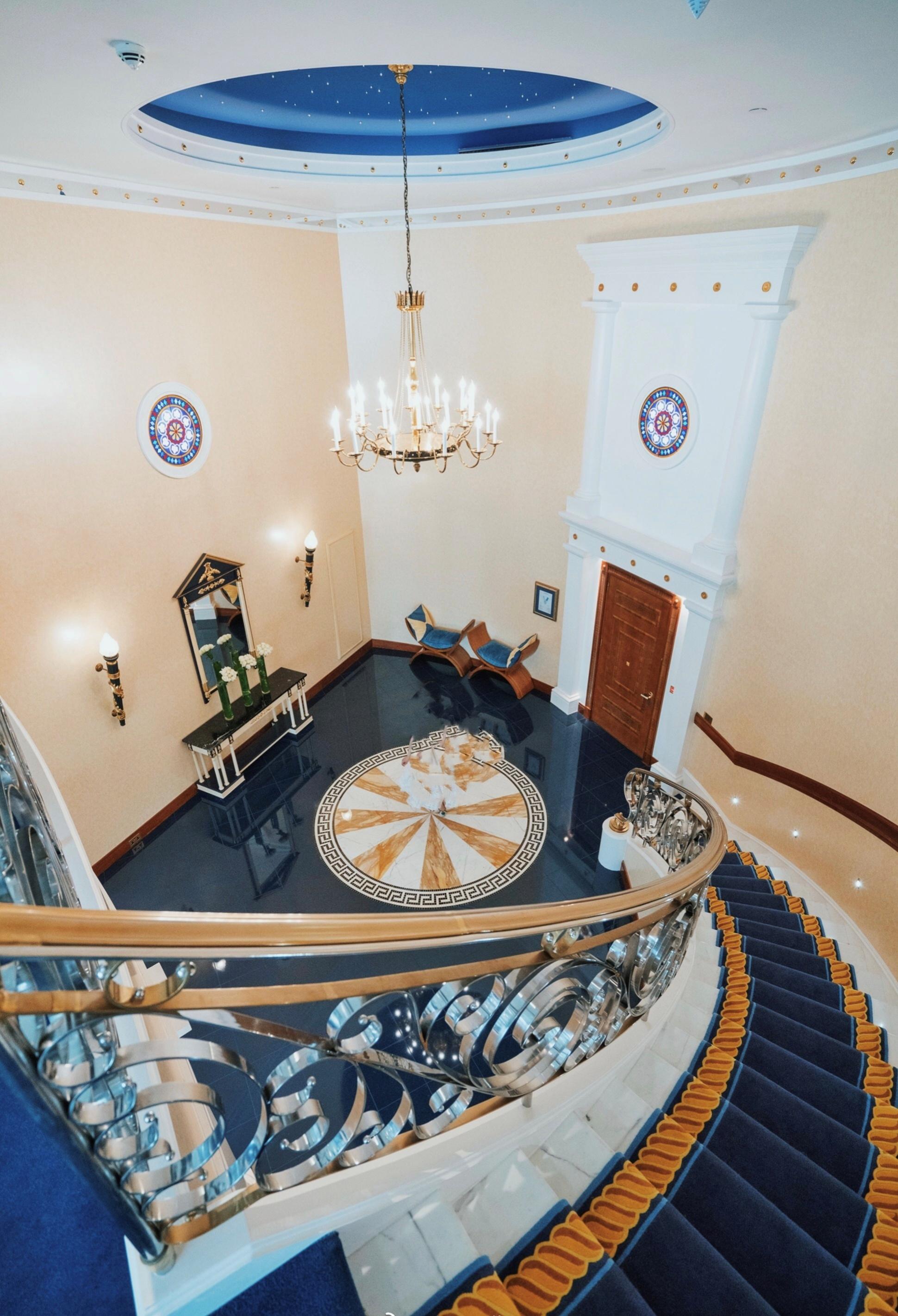 一个人走在异国他乡的路上,一个人行走在沙漠里面