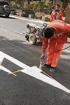 搞笑GIF动图:小姐姐,你体验木乃伊的制作过程,能坚持几分钟