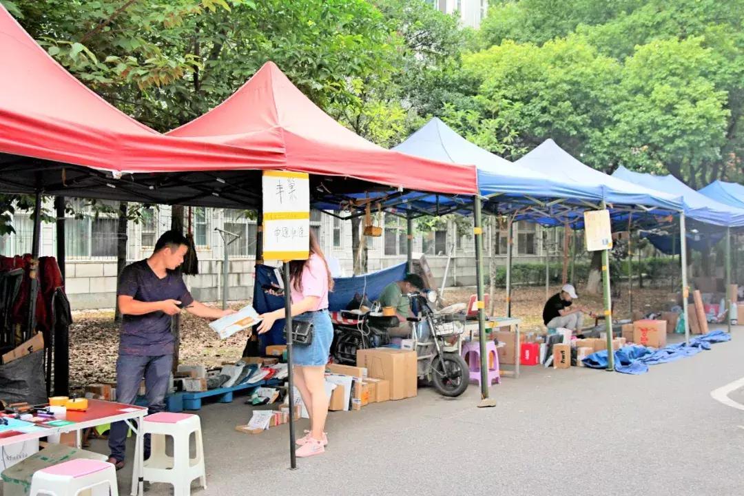 武昌这所低调的大学坐拥一线江景，教学楼窗外就是黄鹤楼