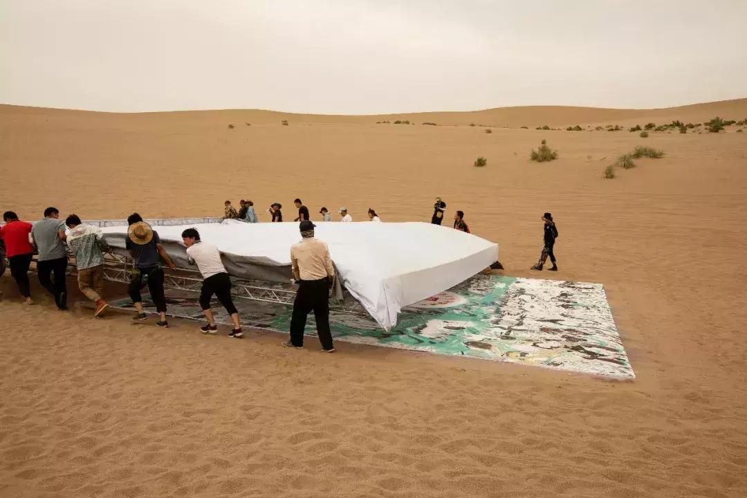 敦煌沙漠惊现64平米巨型沙画，奋战10天10夜创作，仅存在一天就消失