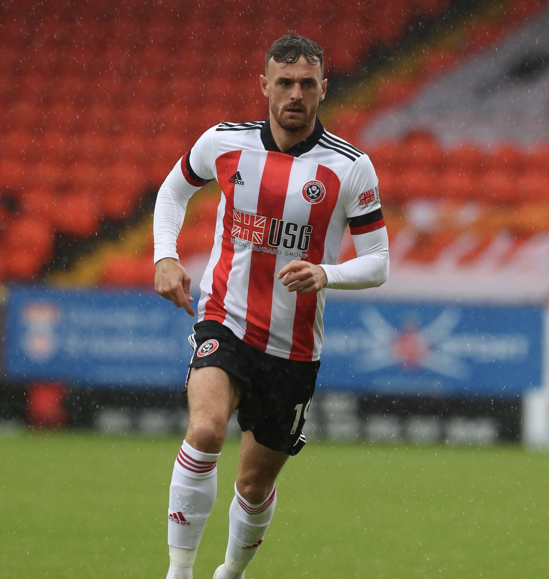 曼城13-14赛季主场球衣,19-20赛季曼城黑色客场球衣