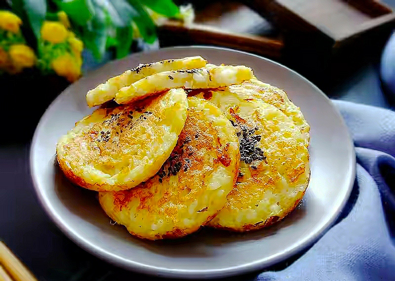 剩米饭和鸡蛋一起做法,只用剩米饭和鸡蛋做好吃的