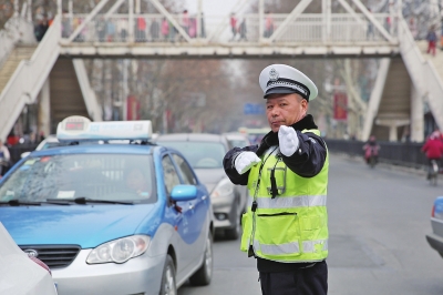 站好夜间护学岗守护学子平安路,护学岗民警暖心守护