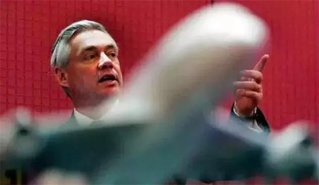 他是史上最牛推销员，平均每天卖2架飞机，退休获赠72亿美元礼物