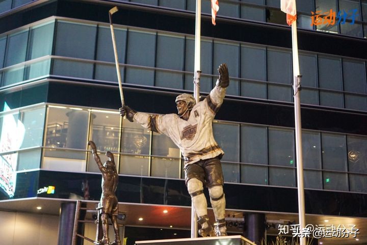 斯台普斯球馆雕像,斯台普斯中心门前的雕像