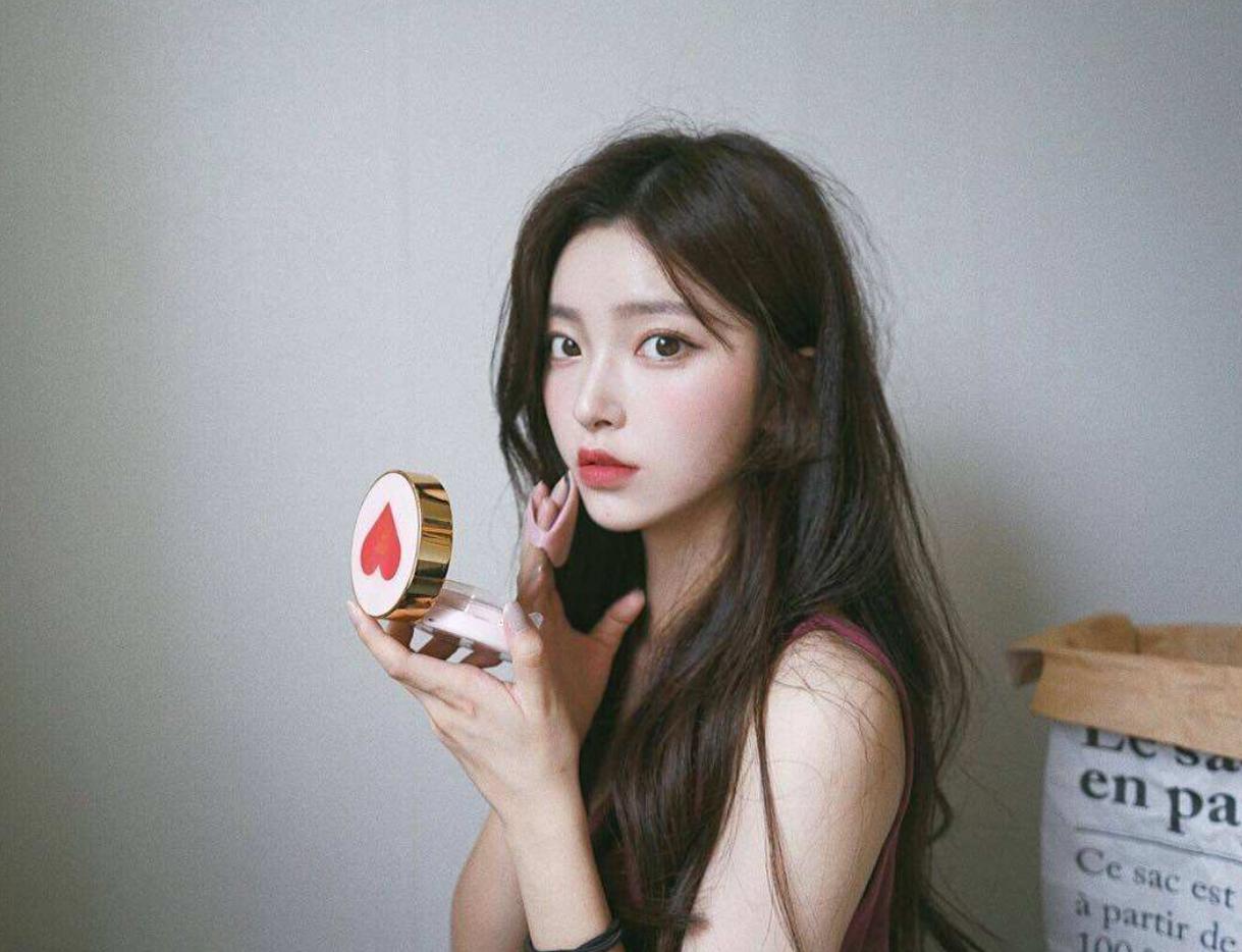 网红女孩发私人照，姿态妩媚，网友：太早熟了，00后的世界看不懂