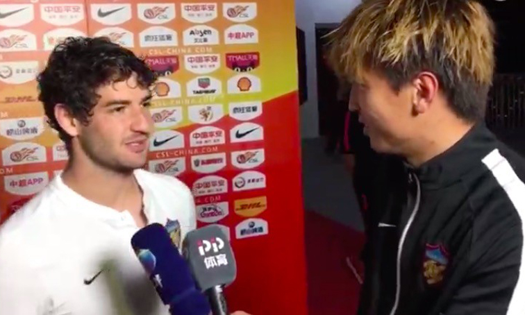 杨旭将狗粮撒到日本！深吻娇妻+盛赞球迷：真是丧心病狂的秀恩爱